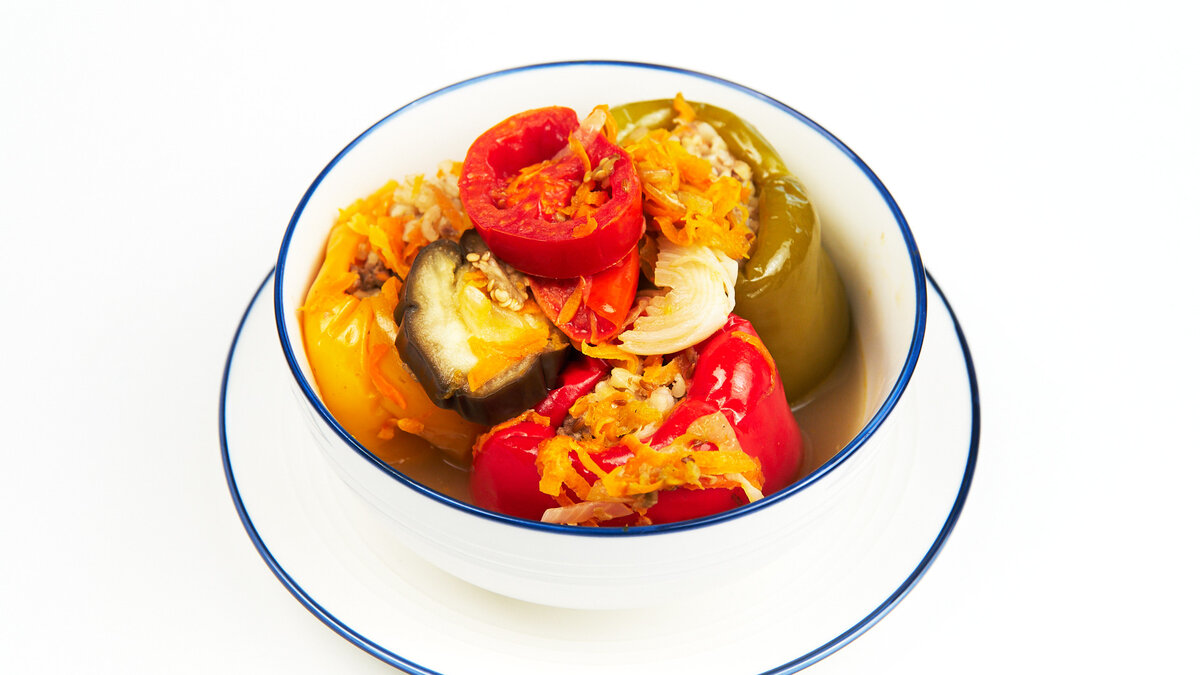 На фото альтернативный вариант нарезки - и баклажаны и помидоры шайбочками. Но кубиками мне понравилось больше! Поэтому рекомендую готовить по рецепту ниже.