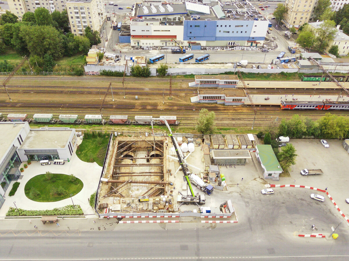  📷 2: Содержимое котлована пл. №27 (переборка участка с деформированной обделкой перегонных тоннелей), расположенной у выхода в город на Каширский проезд. Завершается сборка ранее демонтированных колец чугунной обделки тоннелей, для дополнительной прочности вся конструкция усиливается бетоном.