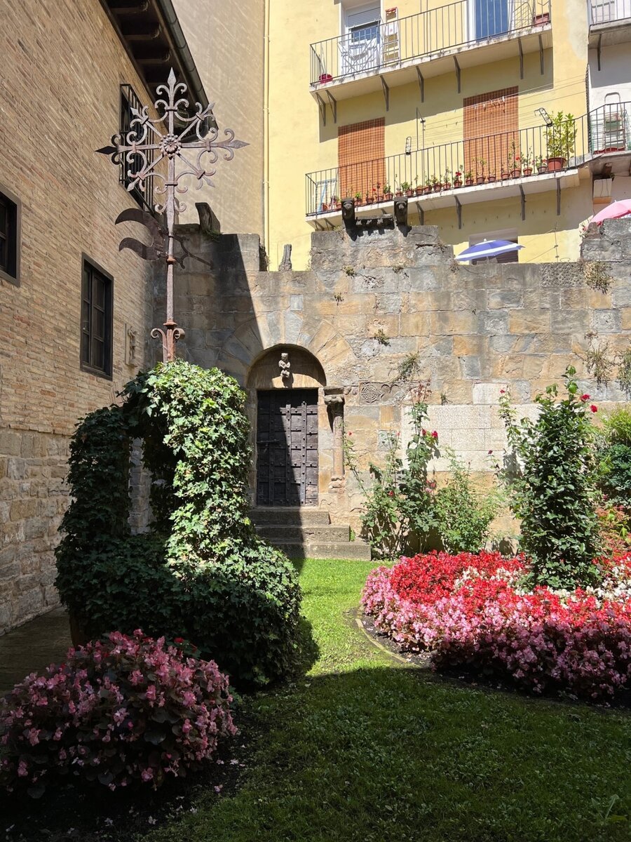 Дворик в здании счетной палаты XIII века, которая действует до сих пор. Не является госорганом, больше похоже на некоммерческую организацию, контролирующую исполнение местного бюджета.