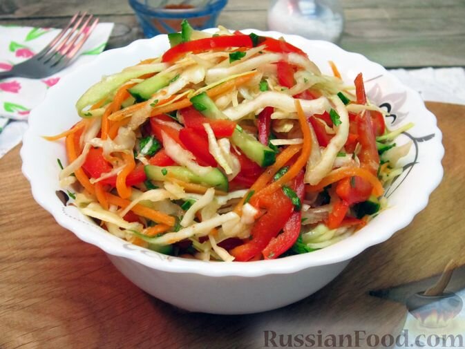 капуста белокочанная, перец болгарский красный, огурцы свежие, морковь, чеснок, соль, зелень петрушки, масло растительное, перец красный молотый, сахар, уксус, соус соевый, кориандр