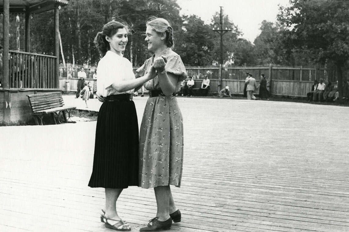 Танцевальная площадка в парке поселка Вагоноремонт, конец 1950-х (фото: pastvu.com)