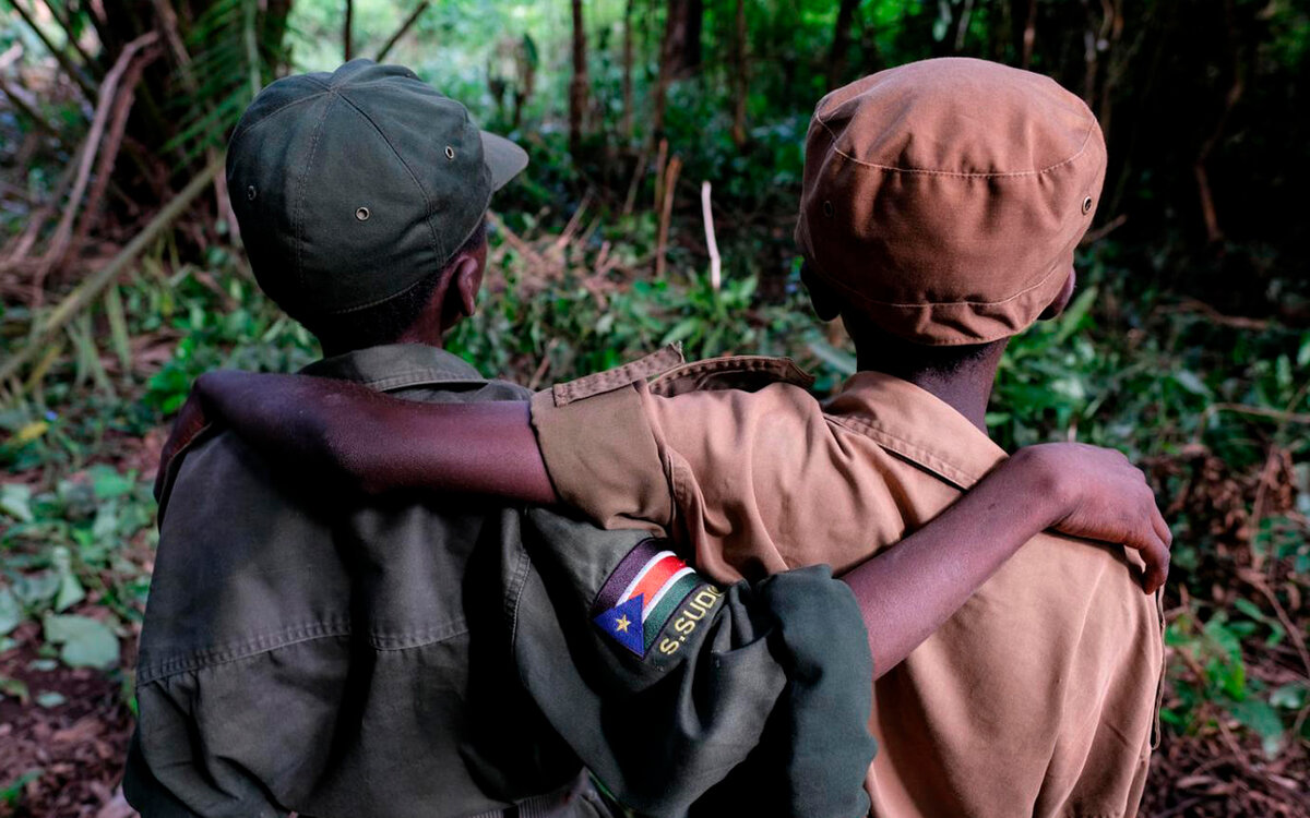 Не все знают, что дети не только становятся свидетелями вооруженных конфликтов, но и в некоторых случаях их непосредственными участниками. Собрали несколько фактов, обнародованных международными правозащитными организациями.📷
Дети-солдаты — дети в возрасте до 18 лет, завербованные какой-то государственной или негосударственной вооруженной группировкой. Их используют в качестве боевиков, террористов-смертников, живого щита, посыльных, шпионов.📷
Официально об использовании детей-солдат с 2011 года сообщили Афганистан, Колумбия, Индия, Ирак, Ливия, Мали, Пакистан, Таиланд, Судан, Сирия и Йемен.📷
Хотя точное число определить невозможно, организация Child Soldiers International пишет о том, что тысячи детей-солдат незаконно служат в вооруженных конфликтах по всему миру. В 2020 году Генеральный секретарь Организации Объединенных Наций сообщил, что на протяжении одного года в качестве детей-солдат был завербован 8 521 ребенок.📷
Некоторым из детей еще не исполнилось десять лет, когда их заставляют воевать. Самым младшим из солдат около шести лет.📷
Дети из бедных семей, имеющие ограниченный доступ к образованию или живущие в зоне боевых действий, с большей вероятностью могут быть завербованы насильно.Дети, которых не принуждают быть солдатами, могут сами добровольно вызваться для участия в боевых действиях — потому что они чувствуют социальное давление и думают, что участие в военных действиях принесет им доход или поможет попасть в более безопасные условия.     📷
Интересное по темеДети и война: отчет организации Save the Children📷
Солдаты — это не только мальчики. Девочки составляют от десяти до 30 процентов вооруженных детей. Они особенно уязвимы и особенно часто становятся жертвами сексуализированного насилия.📷
Вербовка детей-солдат нарушает несколько законов о правах человека. В частности, протокол к Конвенции (ООН) о правах ребенка об участии детей в вооруженных конфликтах вступил в силу в 2002 году.📷
Последствия пребывания в зоне военных действий для детей могут быть различными. Ужасы вооруженного конфликта оказывают долгосрочное психологическое, социальное и эмоциональное воздействие. Детям часто требуется существенная психологическая и психосоциальная поддержка после ухода из вооруженных группировок из-за насилия, в котором они могли прямо или косвенно участвовать и свидетелями которого могли стать.Несколько правозащитных организаций во всем мире занимаются освобождением и реинтеграцией детей, которые выходят из вооруженных группировок и возвращаются домой. Больше материалов об этом вы можете прочитать на сайтах организаций Human Rights Watch и Unicef.Впервые текст был опубликован в Chips Journal 23 февраля 2022 года.«Я ему про Красную Шапочку рассказываю, а кругом убитые»: 9 цитат о материнстве во время войны  Что происходит с ГВ во время гуманитарных катастроф?  «Придет время, когда народы поймут безумие войны»: 5 пацифистских цитат Льва ТолстогоЕще почитать по теме📷
📷
  📷
  📷
