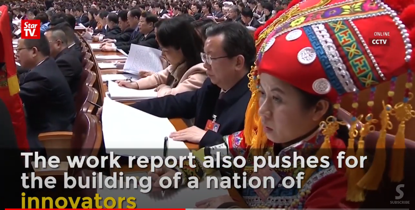 Женщина-депутат народности Чжуан. Кадр из видео https://www.youtube.com/watch?v=7Z01a3ozdGo