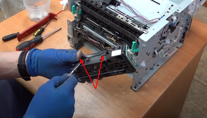 Фото 92. Выступы, на которых вращается шестеренка, смазываем смазкой для пластиковых шестеренок