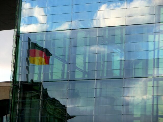    Флаг Германии в отражении