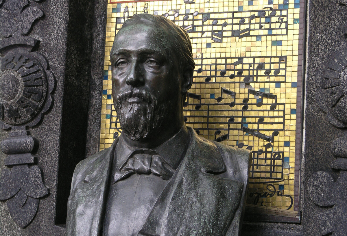 Фрагмент памятника Александру Бородину на Тихвинском кладбище в Александро-Невской лавре (Санкт-Петербург). Фото в иллюстративных целях