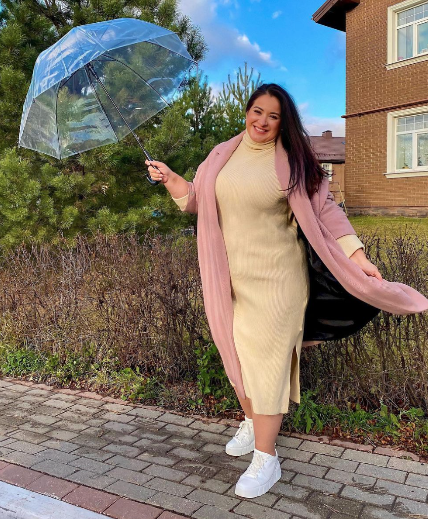 Меня зовут Вика, я — семейный психолог, телеведущая, автор книг «Это же ребенок» и «Это же любовь» и мама троих детей.