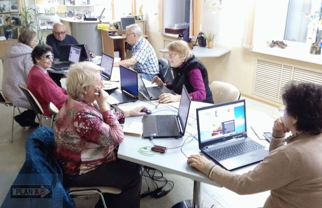 Пенсионер владивосток. Пенсионеры в библиотеке. Название компьютерных курсов. Компьютерная грамотность для пенсионеров в библиотеке. Пожилые в библиотеке за компьютером.