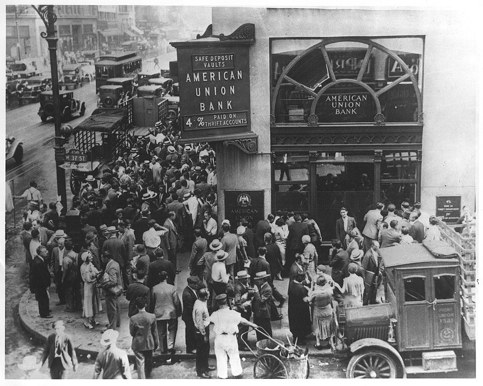    26 апреля 1932 года, American Union Bank, Нью-Йорк. Беспокоясь за свои вклады, вкладчики массово забирали их из американских банков. Поскольку каждый доллар, принесенный в банк, оборачивается выдачей им нескольких долларов кредитов, массовый вывод средств вкладчиков резко усугублял экономический кризис. В итоге именно кризис банков стал причиной основной части спада Великой депрессии, а никак не изначальная биржевая паника. Она лишь запустила процесс психологической накачки публики  / ©Wikimedia Commons