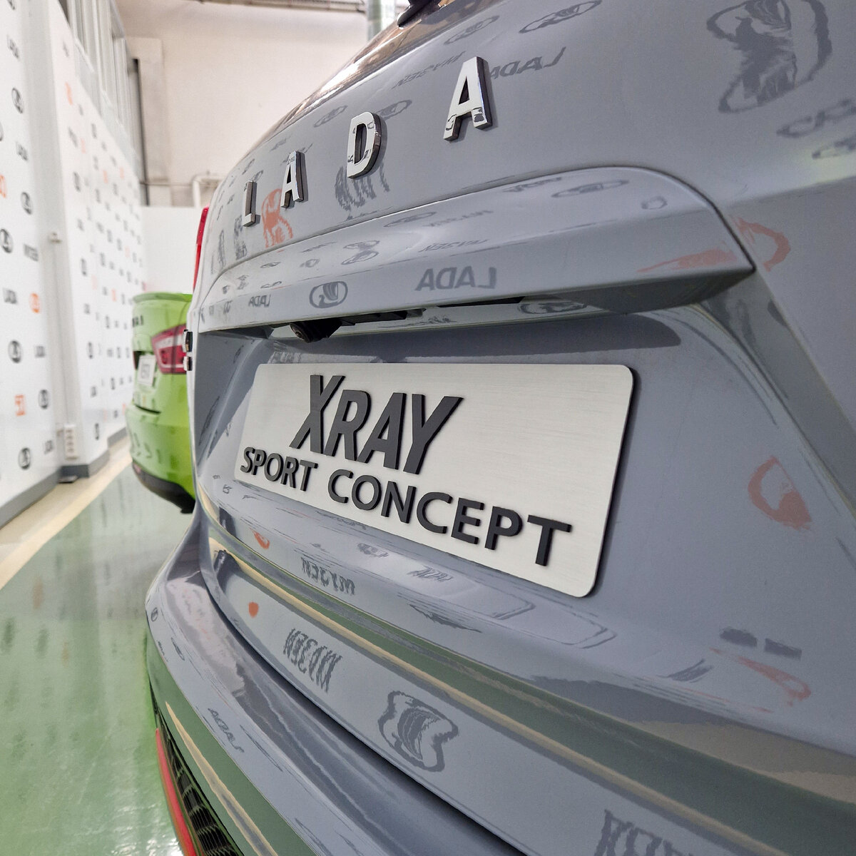 Концепт-кар покрашен в фирменный для LADA Vesta Sport цвет "Тайфун".