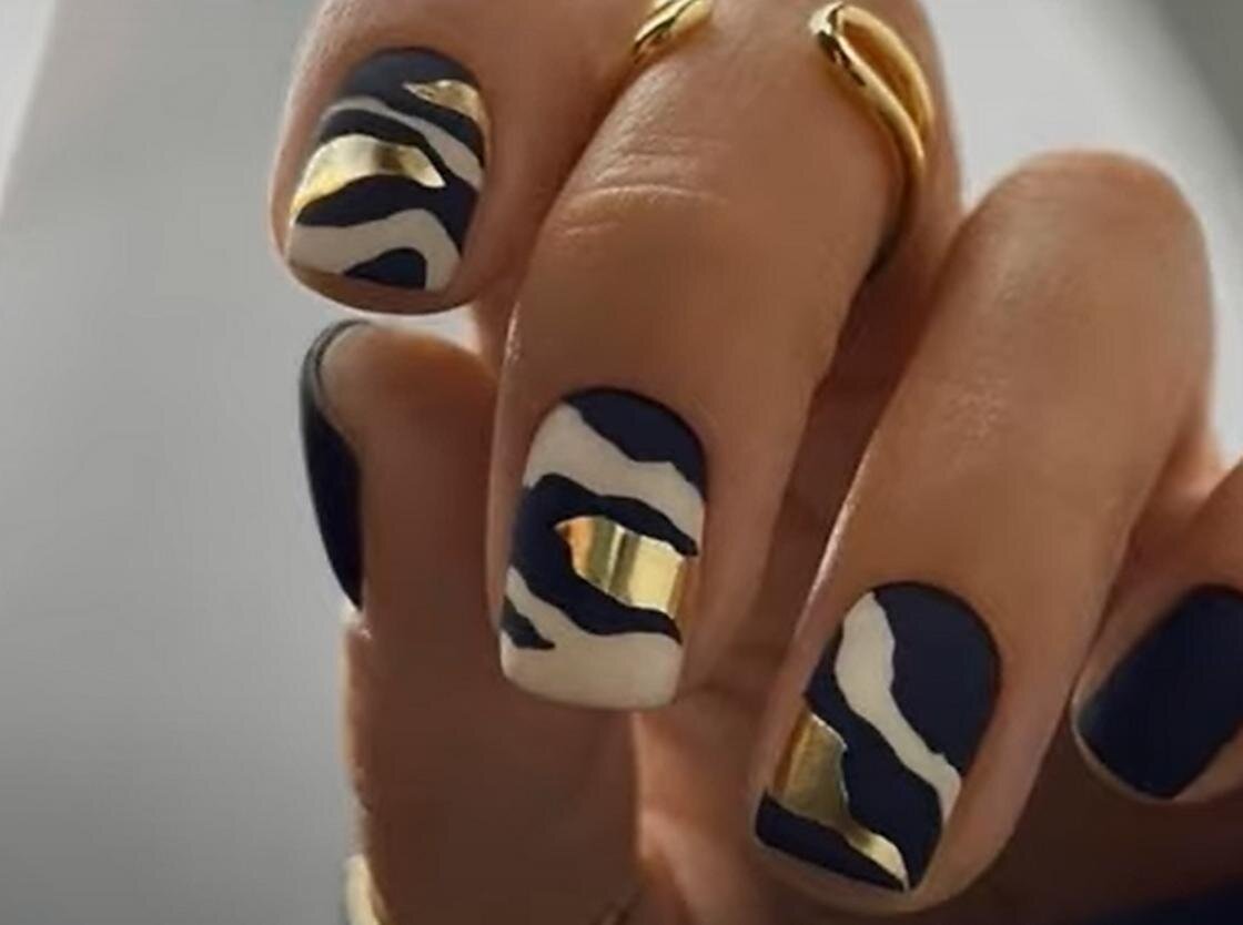    Анималистичный матовый черно-белый рисунок на коротких ногтях квадратной формы с добавлением золотой фольги:YouTube/Elena idea