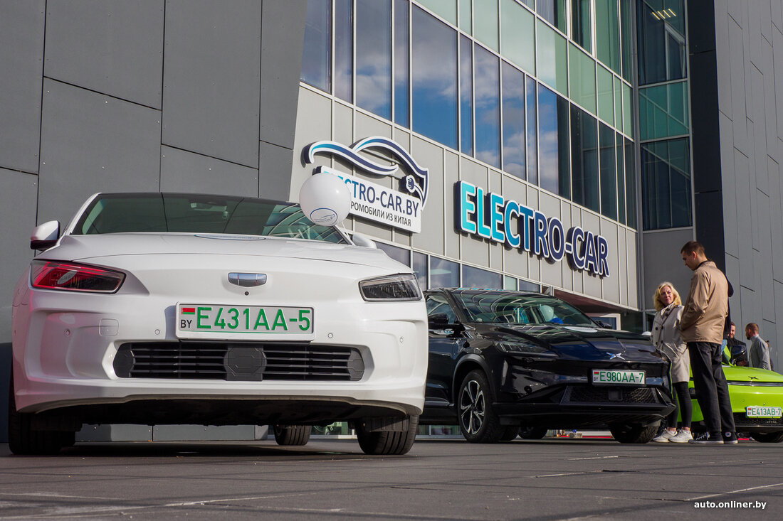 Сегодня в Минске открылся салон Electro-Car в бизнес-центре Team Building (Большое Стиклево за пересечением МКАД и Партизанского проспекта). Компания занимается привозом электромобилей из Китая. Теперь машинами будут торговать в шоуруме.На презентации можно было увидеть уже знакомые автолюбителям бренды: Tesla, Volkswagen ID 4 и E-Lavida, BYD Tang, Xpeng P7, Chery EQ5, Weltmeister EX-5.Узнать большеСреди представленных машин — и «темные лошадки» для белорусского рынка. Например, Siming (Honda x DongFeng) M-NV, Everus VE-1. «Компания работает с 2019 года, за прошлый год доставила электрокары 150 клиентам (как физическим, так и юридическим лицам), — рассказали представители Electro-Car. — Сегодня решили расшириться — открыть шоурум, где можно будет посмотреть и потрогать „электрички“, представленные на комиссионную продажу. Здесь же проконсультируют по доставке и сопровождению электрокара (нового и б/у) из Китая».