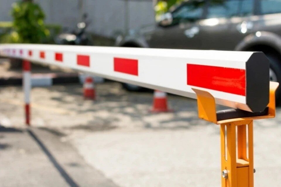     Москвичи могут продлить абонементы на парковки со шлагбаумами на ноябрь  Архив "КП"