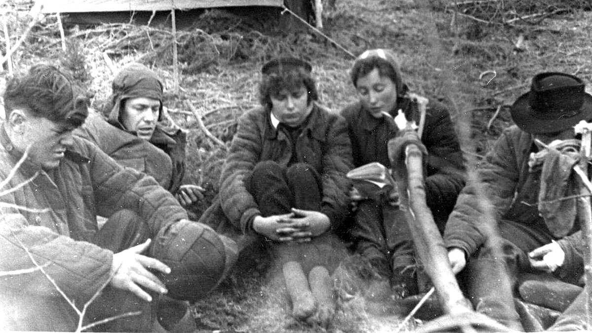 Туристы у костра.