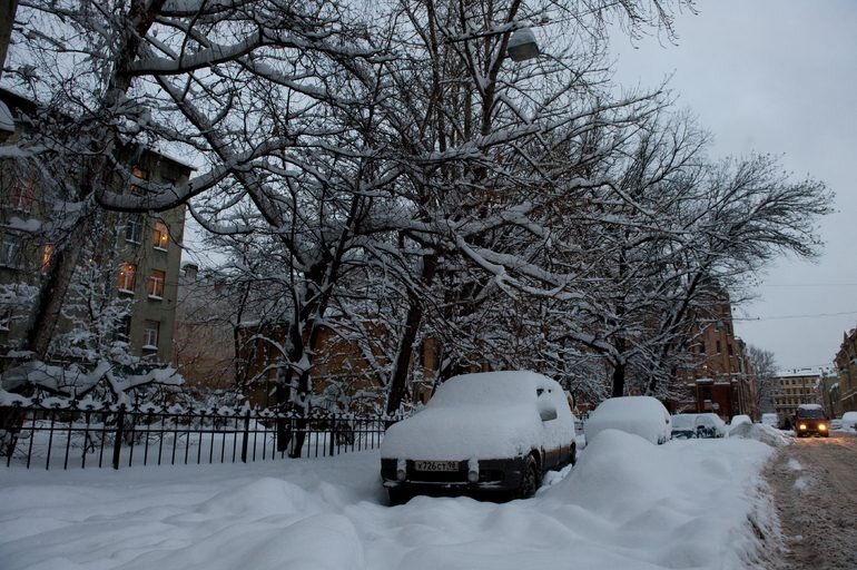 Санкт-Петербург заметет снегом. Фото: Balthoto / Павел Долганов