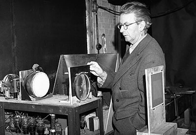 1926 г. Шотландский изобретатель Джон Бэрд демонстрирует механический телевизор