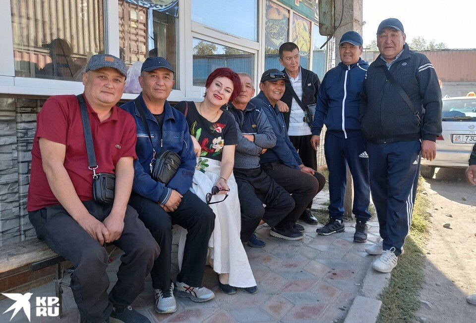     С местными ребятами-таксистами. Таксист в Бишкеке - самая популярная работа. Дарья АСЛАМОВА