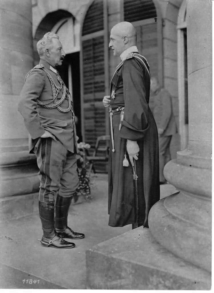 Император Германской империи Вильгельм II (слева) и гетман Скоропадский на встрече в Ставке Верховного командования в Спа в августе 1918 года.