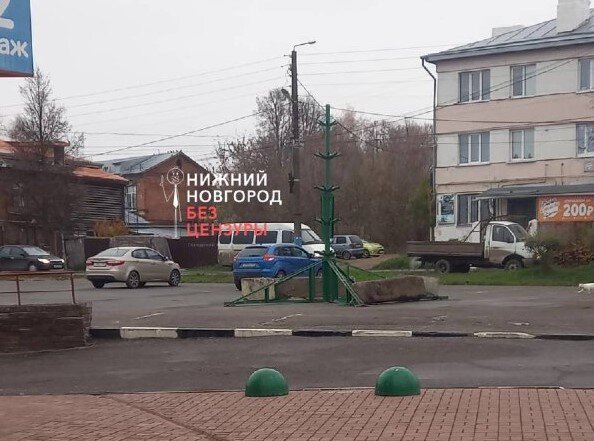    Монтаж ели начался на этой неделе около ТЦ Арина Полтанова