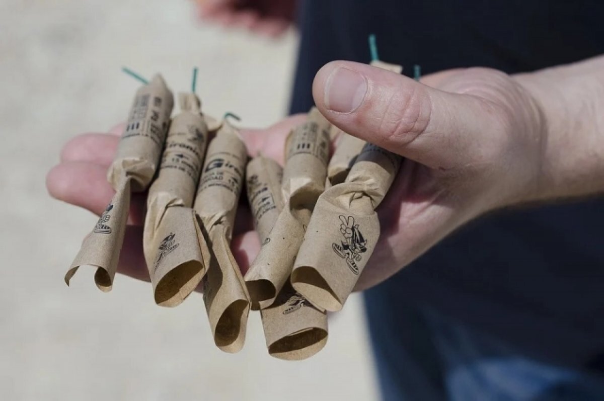    В Тольятти 10-летней мальчик бросал с балкона в людей петарды