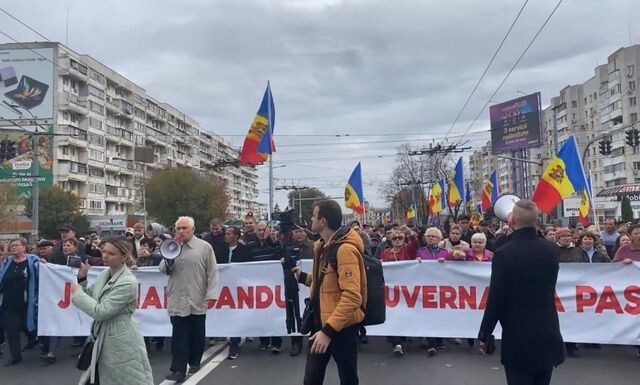    Протесты в Кишиневе Цитата из видео «Очередной протест в Кишиневе. Протестующие идут от Академии наук»