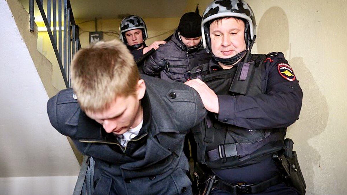 Психологическое воздействие сотрудника полиции. Полицейский с пористунрком. Полицейский и преступник. Полицейский оперативник. Полиция и преступники.
