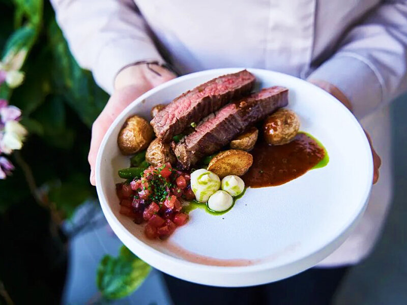 Стейк фланк, корнеплоды, соус демигляс