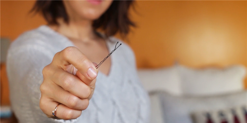     Как убрать затяжку на свитере с помощью невидимки