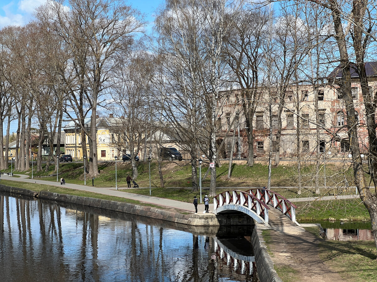 Но заброшенные дома в самом центре города очень печалят...