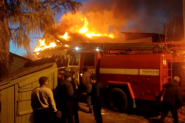    Пожар после падения Су-30 в Иркутске. 23.10.2022 Цитата из видео: «Падение Су-30 на дом в Иркутске»