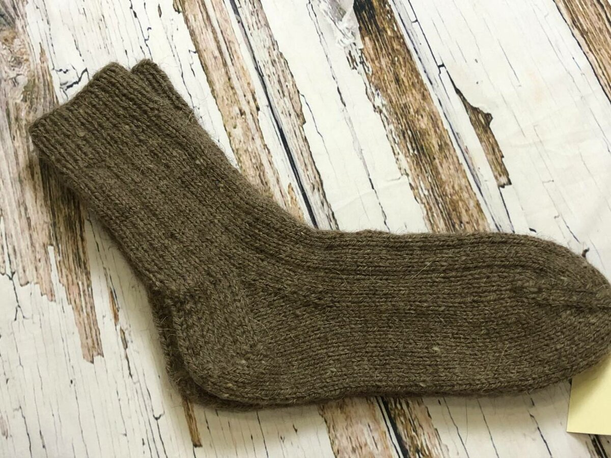 Фото носка. Несмотря на то, что он кажется длинным и тонким, он хорошо тянется в ширину за счёт резинки 3*1