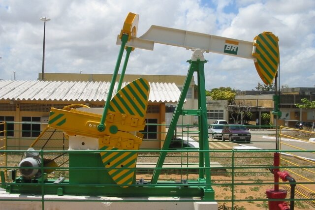    Добыча нефти компанией Petrobras (сс) Patrick-br