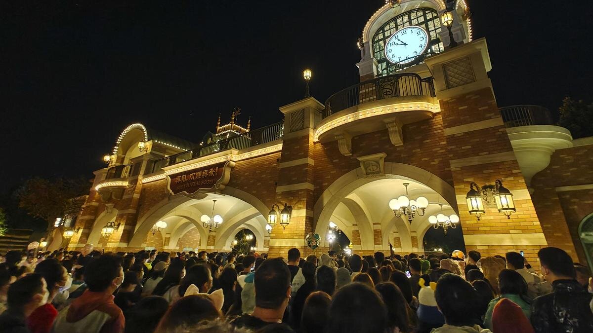    Посетители шанхайского Disneyland 31 октября:VCG / Getty Images