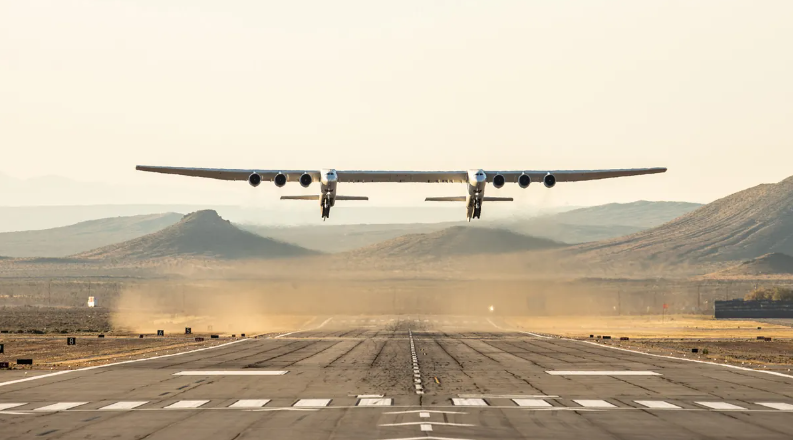 Stratolaunch Roc трудно не заметить. Изображение: Stratolaunch