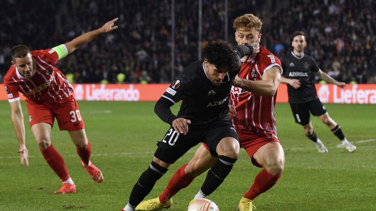    Эпизод матча "Карабах" - "Фрайбург"© AFP 2022 / TOFIK BABAYEV