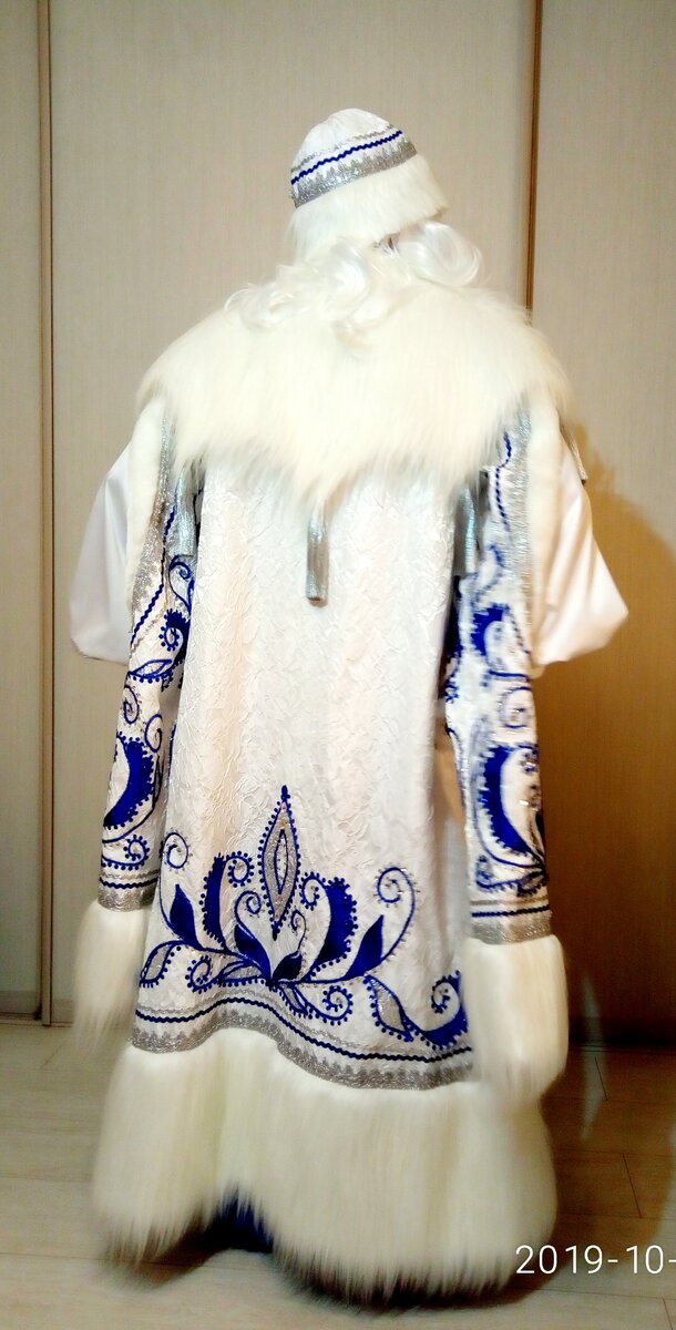 Костюм Мороза: народная рубашка, брюки, шуба с меховой пелериной и боярскими рукавами, шапка, борода, парик, варежки и, конечно же, мешок для подарков. Всё с декором и росшивом. А на пелерине серебряные кисти, и их тоже сложно было добыть🙈  На этом фото вид со спины