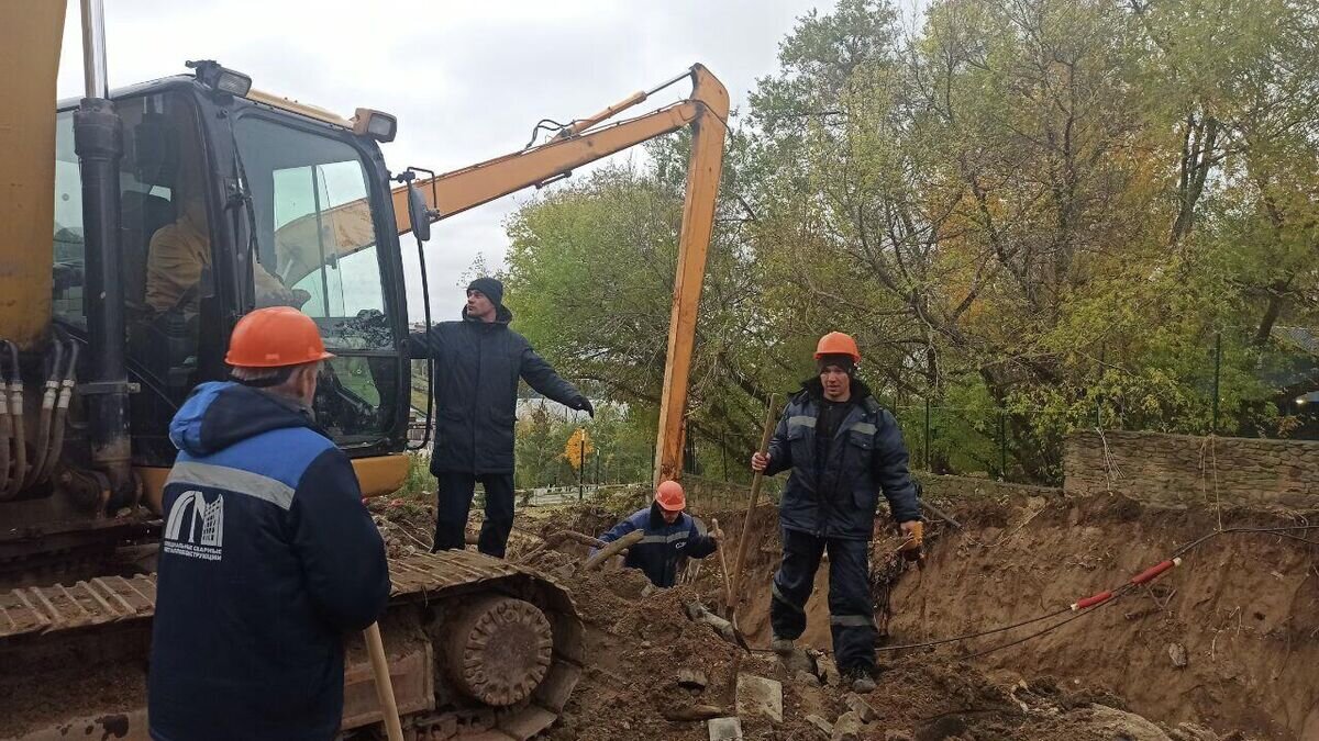    Работы по устранению коммунальной аварии в Волгограде© Фото : ГУМЧС России по Волгоградской области