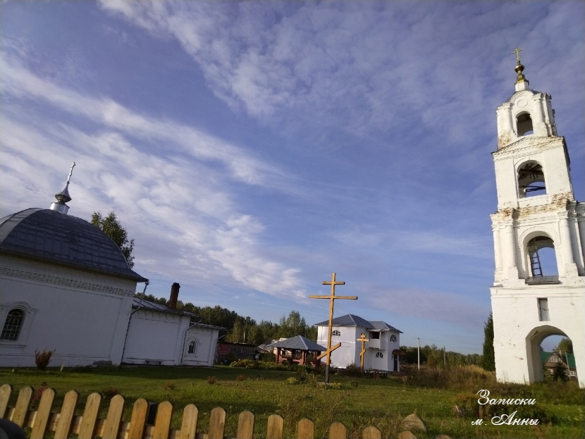 сельская церковь и колокольня возле места где некогда стоял храм, фото автора
