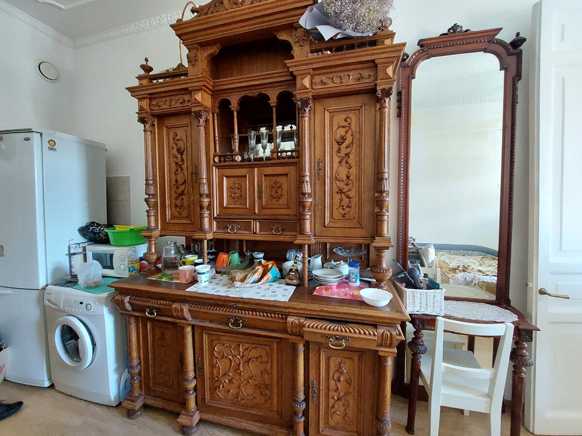 Старинный буфет в арендованной квартире в Санкт-Петербурге, по улице Восстания, 3-5. Фото автора.