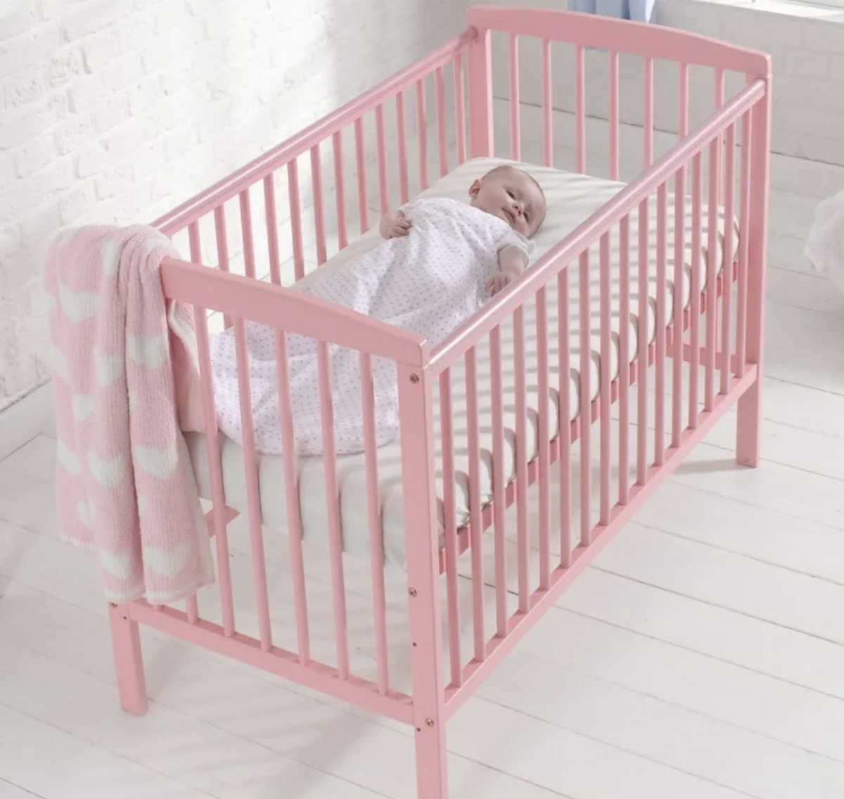Кроватки для новорожденных. Детская кроватка для новорожденных. Младенец в кроватке. Кроватки для новорожденных девочек.