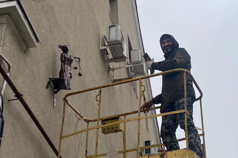 Александр Брага и новая скульптура "Фемида". Фото: пресс-служба администрации Гвардейска