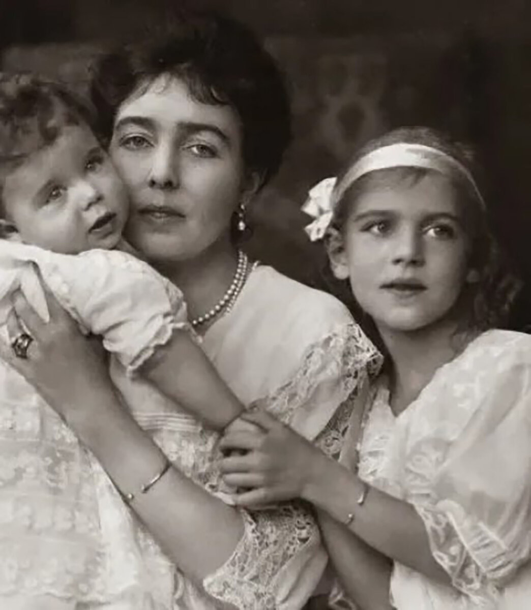 Кронпринцесса Маргарета с двумя детьми, Ингрид и Карлом Йоханом 