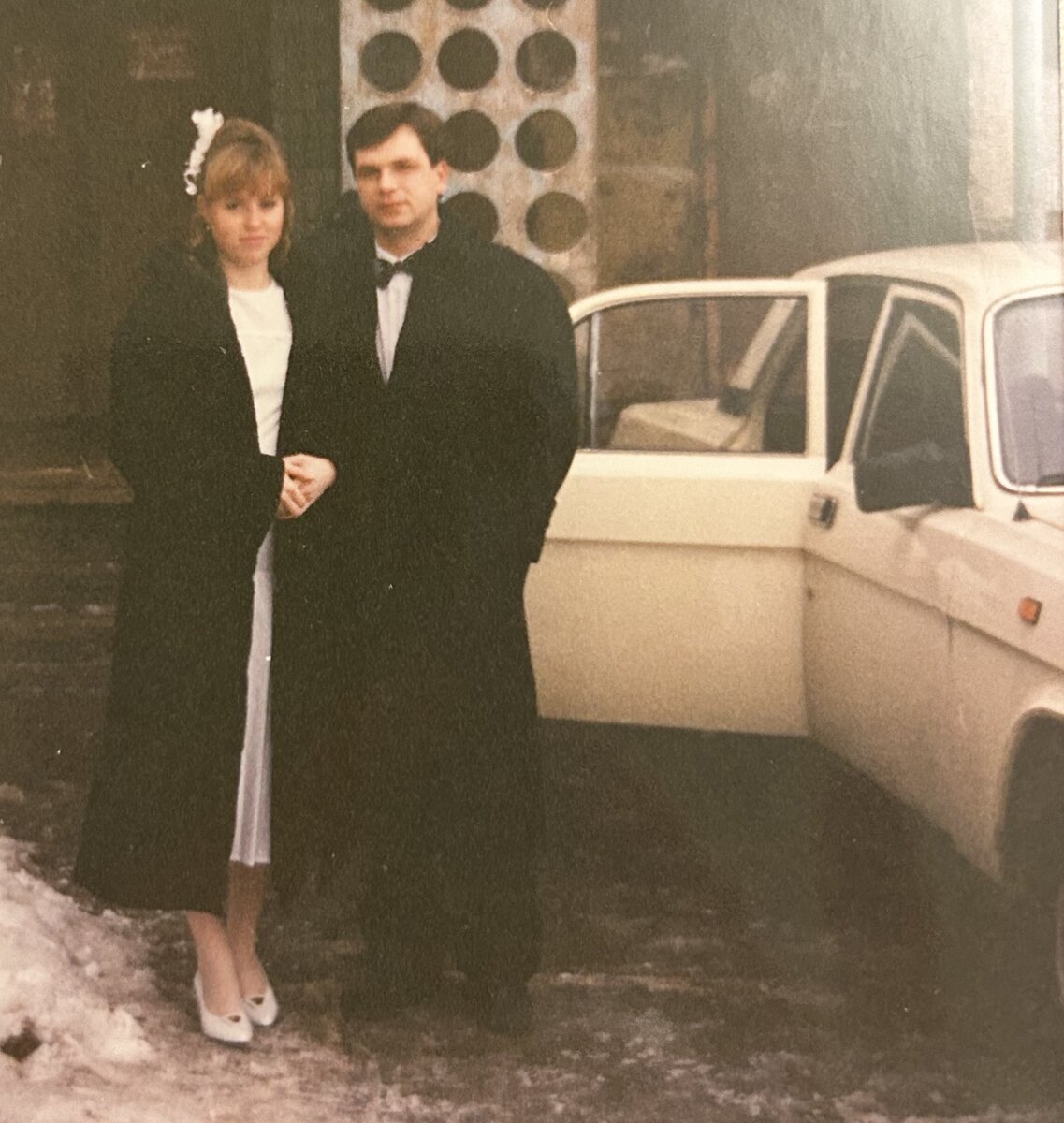 Эти фото мы делали сами и они значительно отличаются от тех, что из ЗАГСА. На мне дубленка подружки.