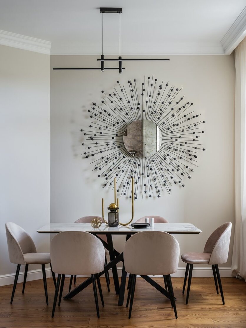 Зона столовой. Обеденный стол — индивидуального изготовления, компания Dream Décor. Светильники, Loft Concept. Стулья, La Redoute.