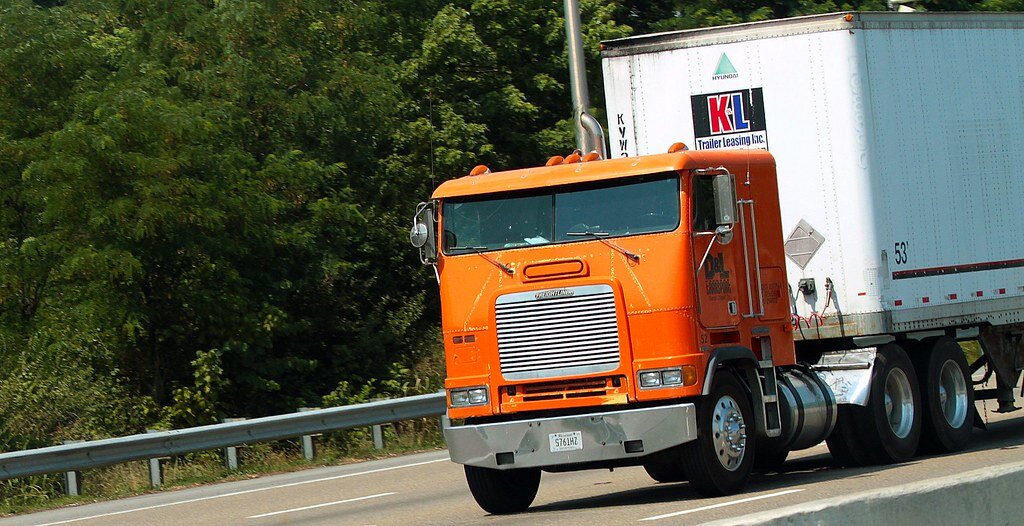    Бескапотный грузовик Freightliner в США.(c)raymondclarkeimages, Flickr. CC2.0