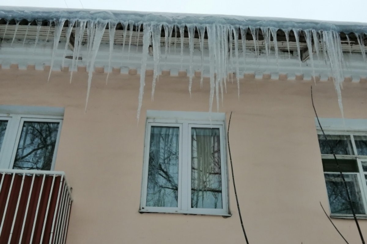    Опасная халатность. Кто ответит за падающий с крыш лёд в Тверской области