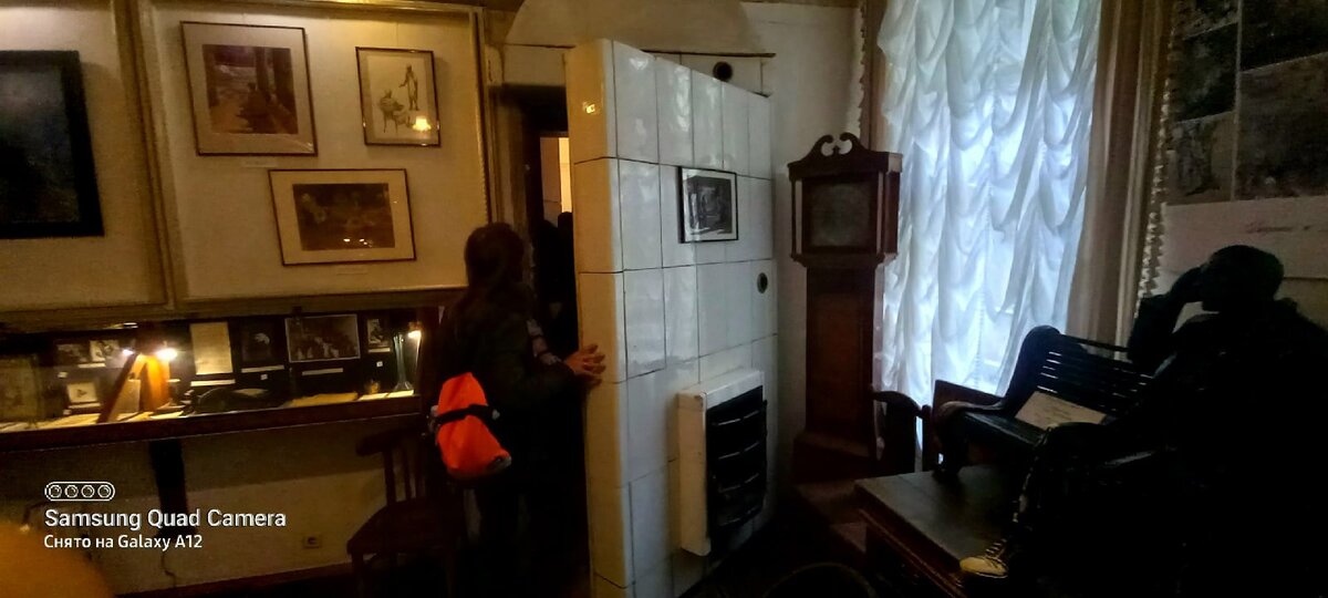 Тайная дверь в музее. А дальше - кабинет с почтовым ящиком для желаний...