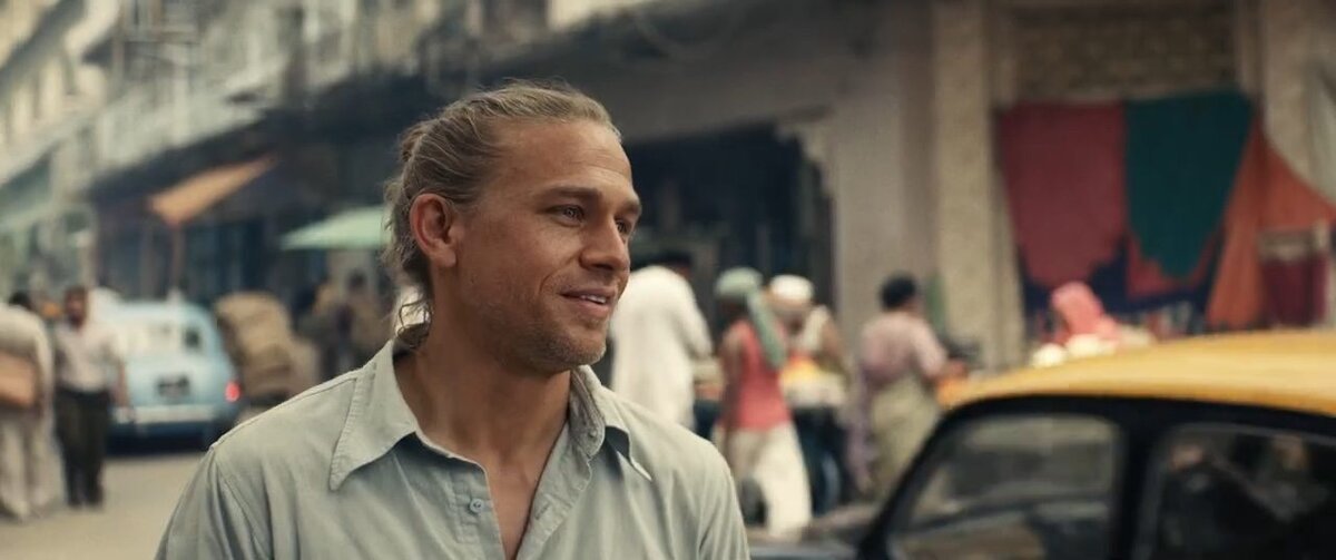 Кадр из сериала "Шанатрам" (2022г). Главный герой - Линдсей.