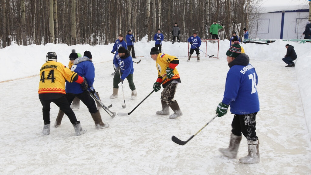    Нефтеюганцы в валенках устроили соревнования по хоккею