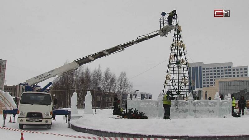    С улиц Сургута убирают новогодние украшения